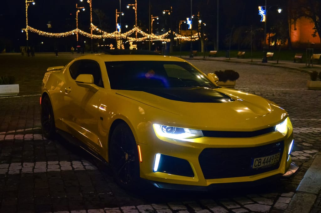 Camaro нощем в три четвърти, светлини на фона