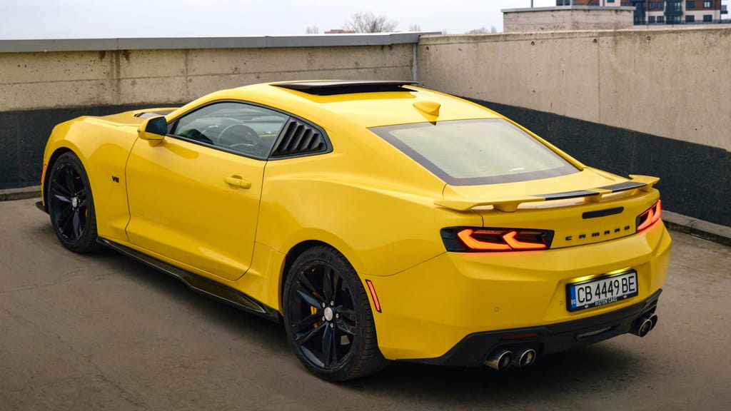 Camaro отзад в три четвърти, спойлер и задни светлини