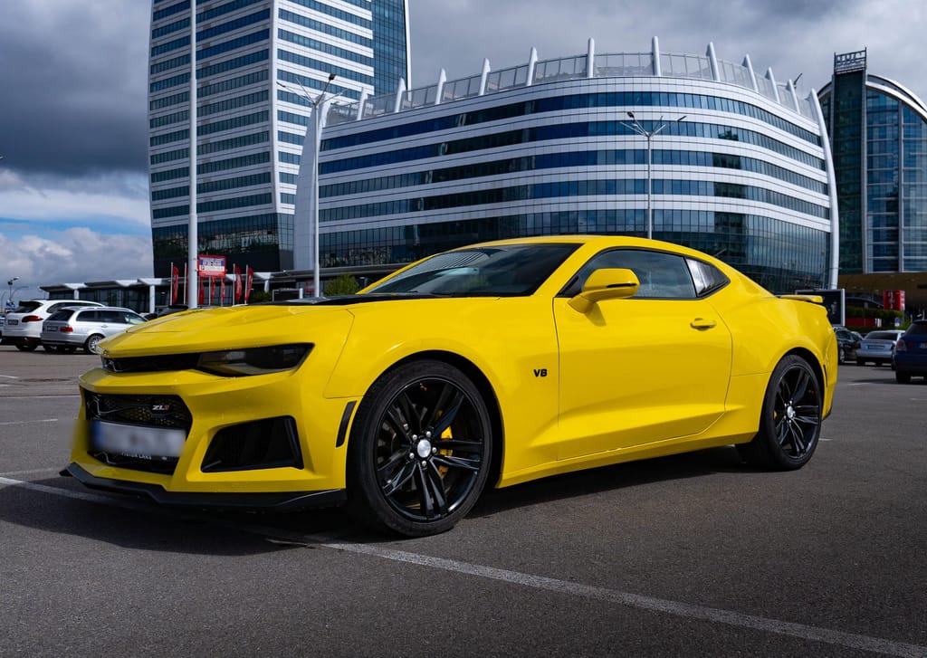 Страничен профил на Camaro, град на фона